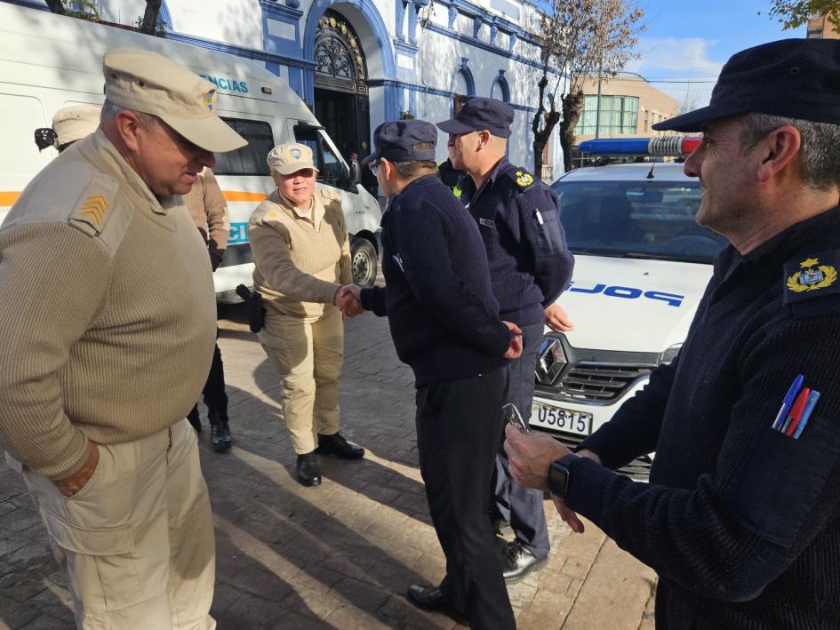 Funcionarios de Policía Caminera saludando al Jefe de Policía de Lavalleja. Funcionarios de Policía Caminera saludando al Jefe de Policía de Lavalleja.