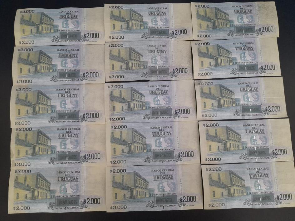 Dinero en billetes de dos mil pesos Dinero en billetes de dos mil pesos