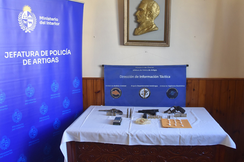 3 Armas de fuego municiones balanza y estupefacientes incautados por la policía. 3 Armas de fuego municiones balanza y estupefacientes.
