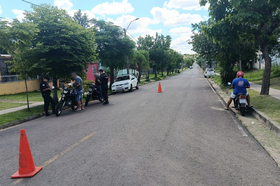 3 motocicletas con ocupantes en control policial
