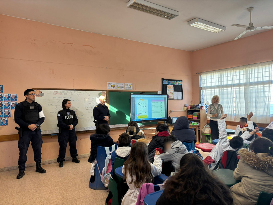 Alumnos presenciando charla psicologa dando charla