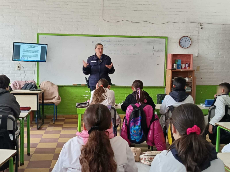Policia dando charla a alumnos