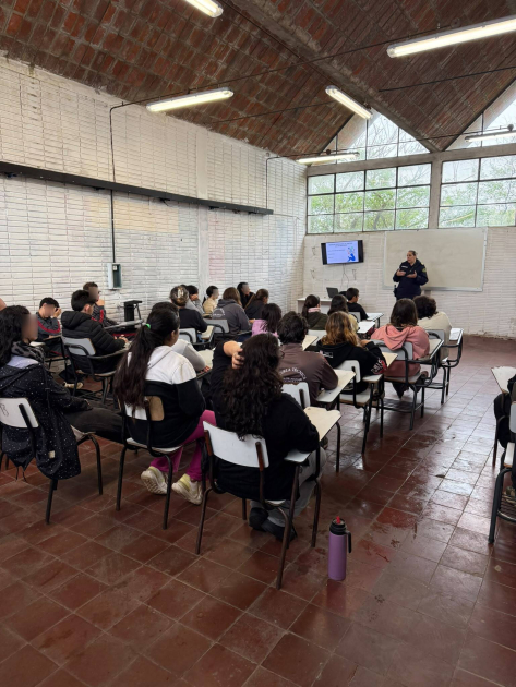 Alumnos de UTU de Pan de Azúcar recibieron charla sobre seguridad ciudadana, riesgos en redes social Alumnos de UTU de Pan de Azúcar recibieron charla sobre seguridad ciudadana, riesgos en redes social