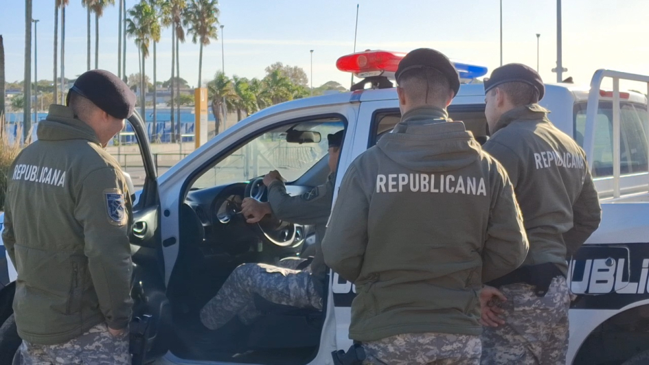 Policías de la Guardia Republicana practicando lo aprendido
