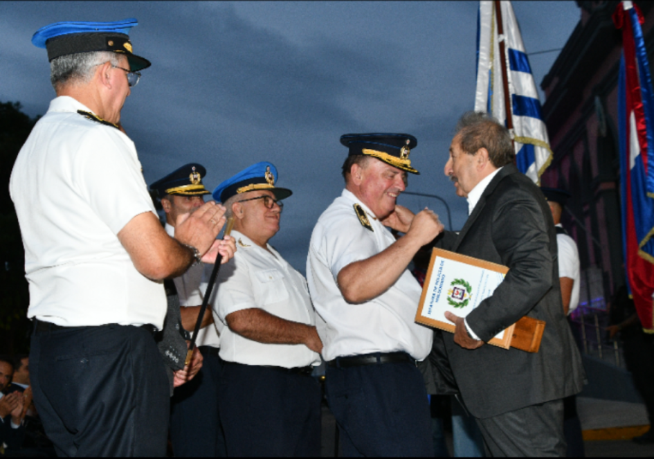 ministro del interior, Director de la Policía y Comando entregando reconocimiento al ex jefe E. Ruiz jefe de policía de Maldonado Trezza, saludando al ex jefe de policia de Maldonado Ruiz