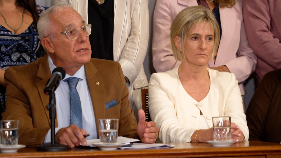 Ministro y Subsecretaria durante la conferencia de prensa Ministro y Subsecretaria durante la conferencia de prensa