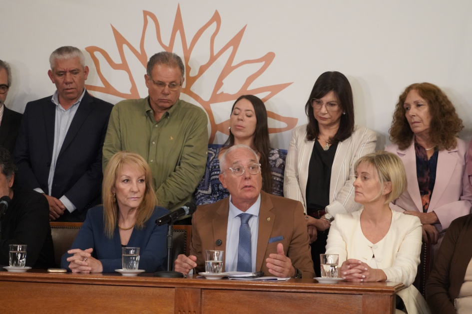 autoridades ministeriales y senadores durante la conferencia de prensa autoridades ministeriales y senadores durante la conferencia de prensa