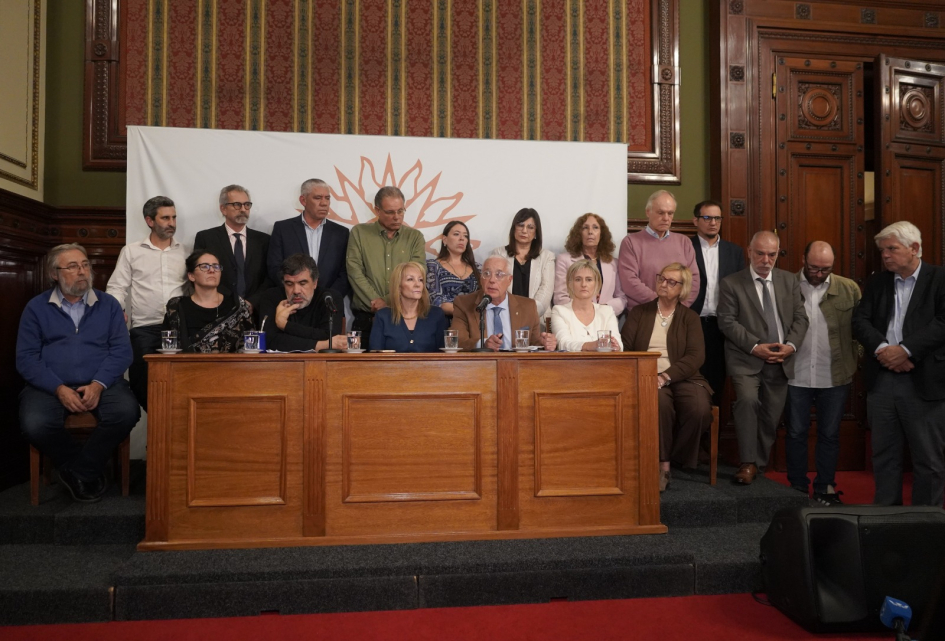 autoridades ministeriales y senadores durante la conferencia de prensa autoridades ministeriales y senadores durante la conferencia de prensa