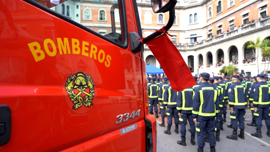 Egresan 134 bomberos en una emotiva ceremonia marcada por el recuerdo y el deber