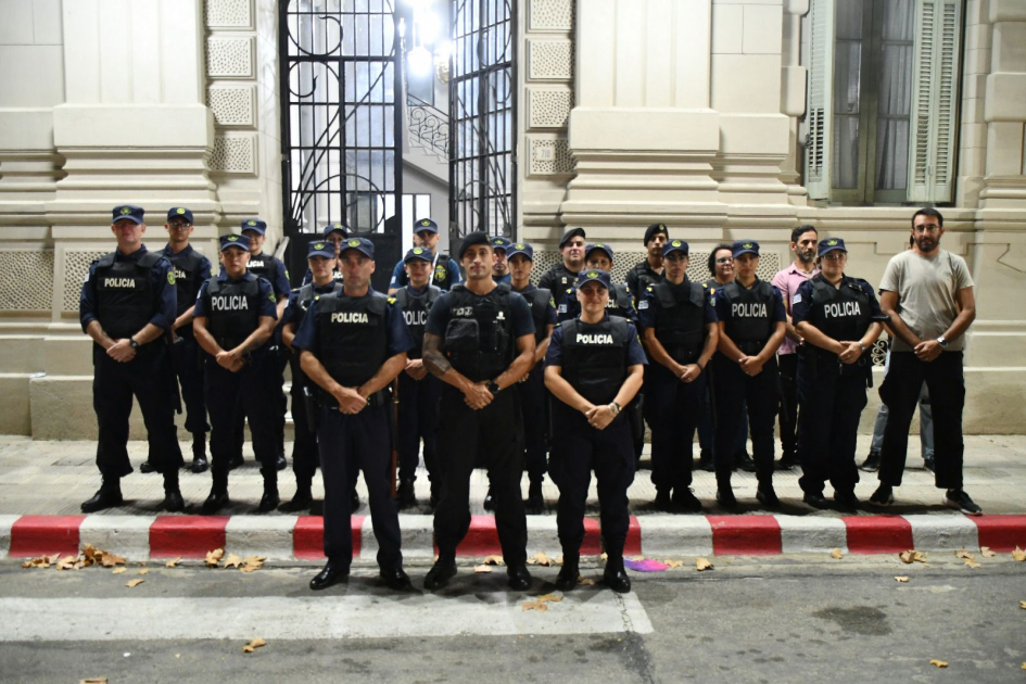 Policías formados frente a la Jefatura de Cerro Largo