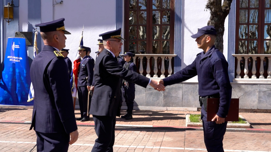 autoridades entregando certificado a los alumanos 