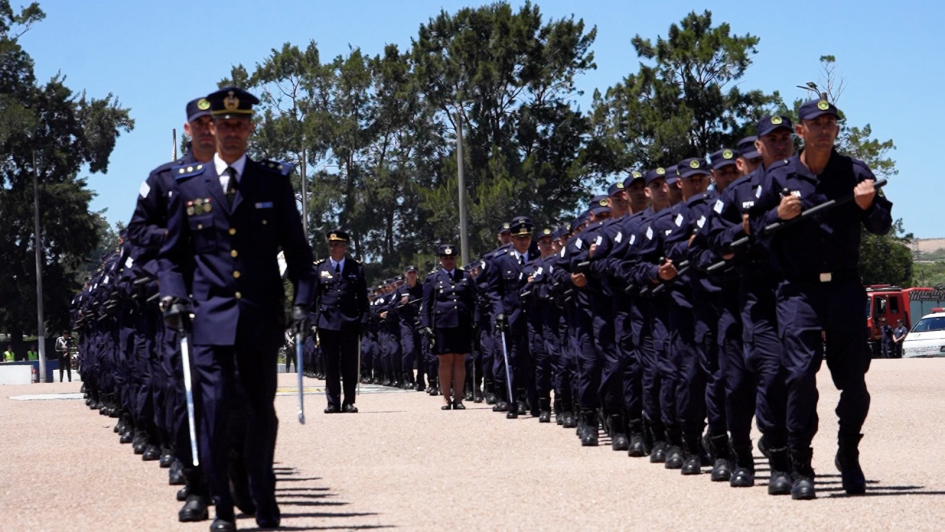 alumnos durante la demostración de fuerza