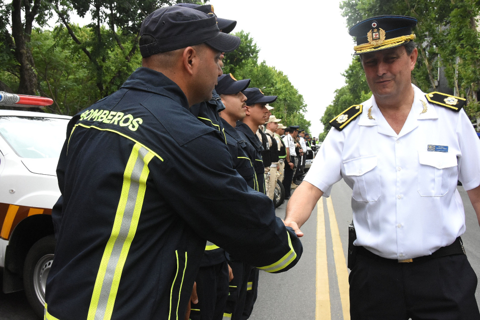 autoridades saludando al personal formado autoridades saludando al personal formado