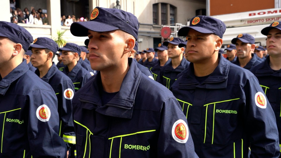 Egresan 134 bomberos en una emotiva ceremonia marcada por el recuerdo y el deber