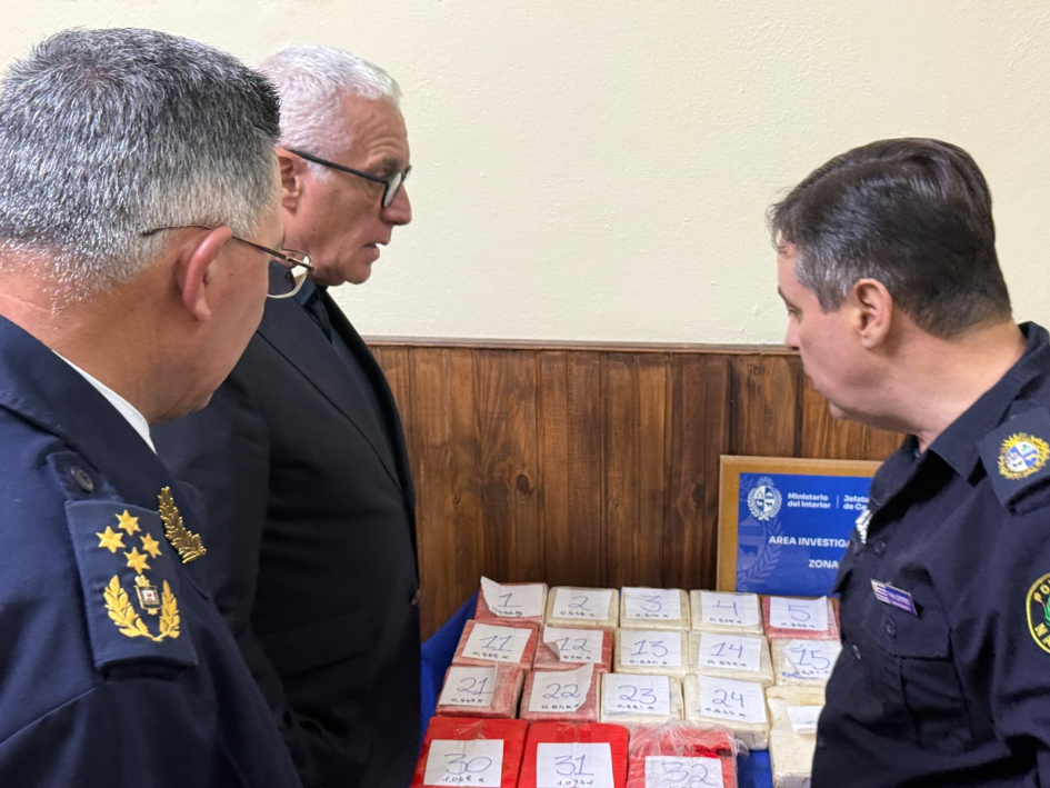 Ministro, Director de la Policía Nacional, Jefe de Canelones, observando la droga incautada Ministro, Director de la Policía Nacional, Jefe de Canelones, observando la droga incautada