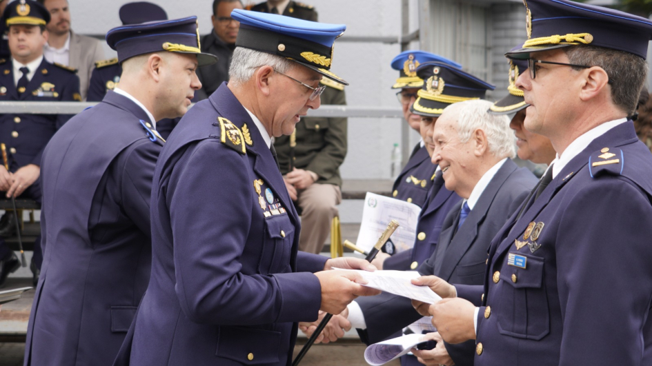 Ex Jefes del Cuerpo de Policía de Tránsito recibiendo reconocimientos 