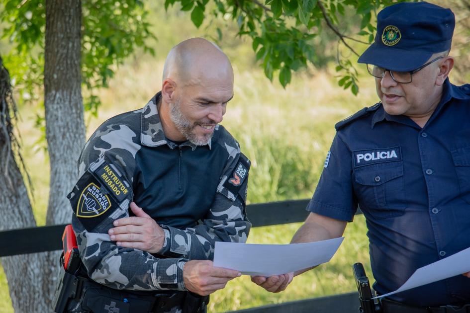 Jefe de Policía entrega reconocimiento a instructor