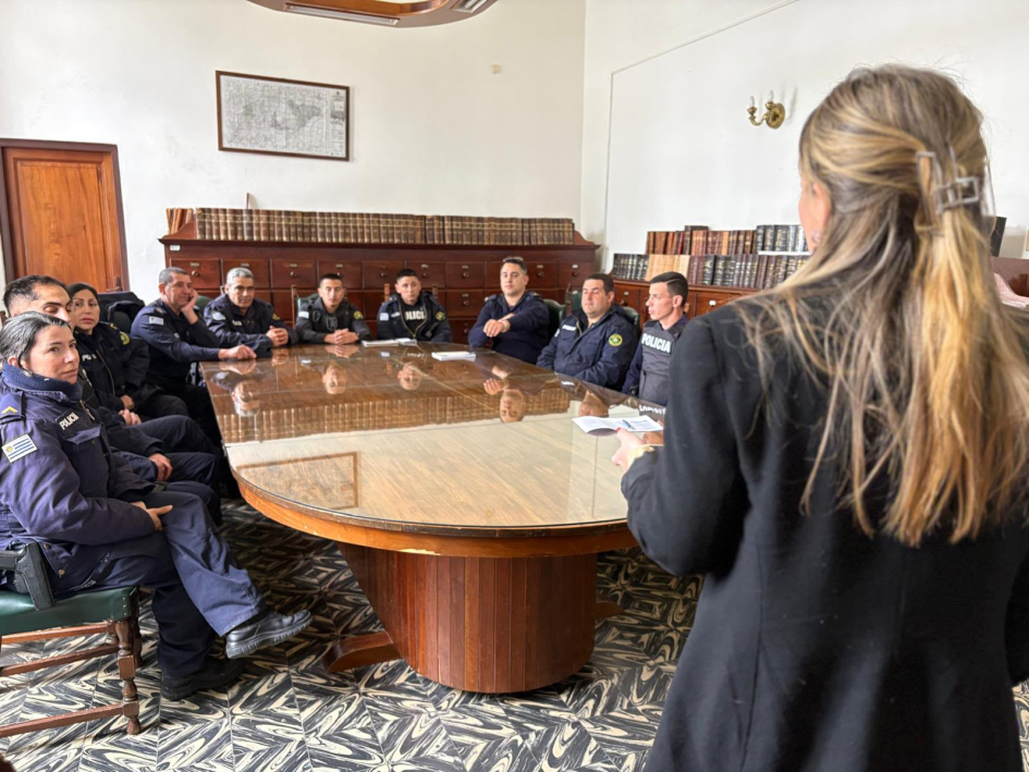 Funcionarios alrededor de una mesa