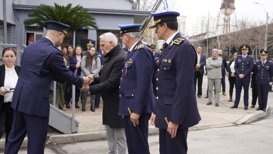Ministro, Director de la Policía y Jefe de Policía de Montevideo recibiendo reconocimientos 