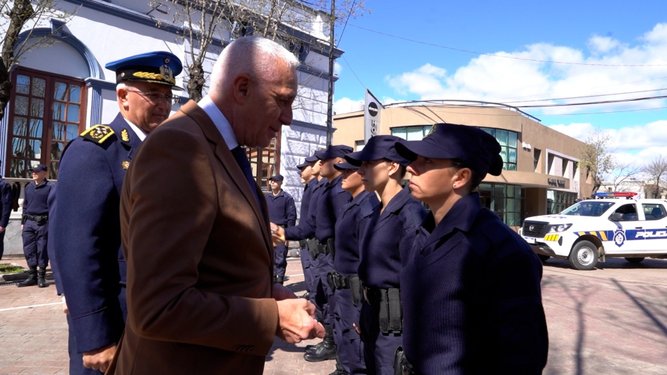 autoridades entregando certificado a los alumanos 