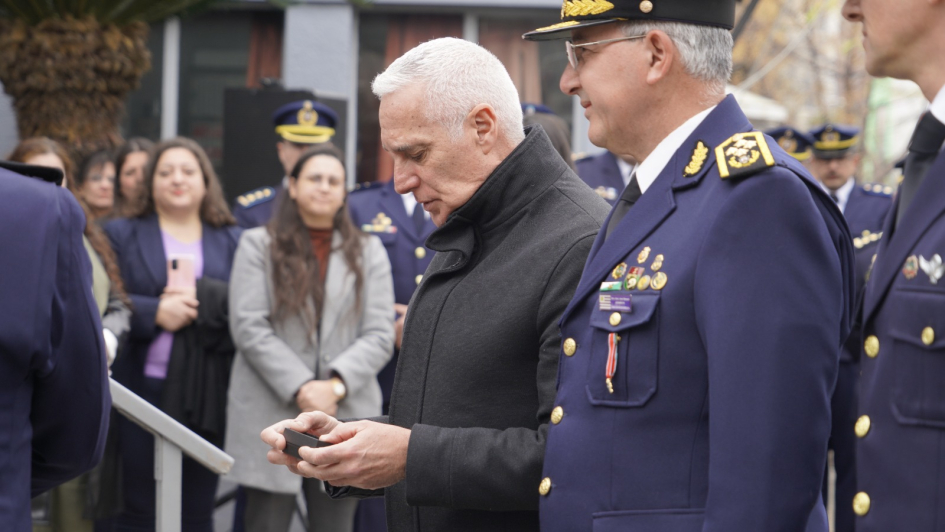 Ministro recibe un reconocimientos 