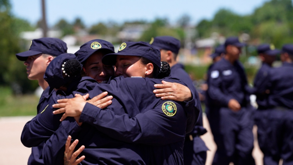alumnos se abrazan con sus familares luego del acto