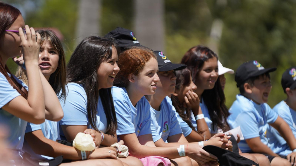 Niños mirando la presnetación del circo Niños mirando la presnetación del circo