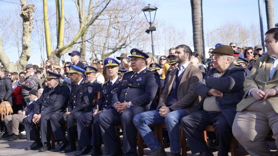 autoridades en el acto de egreso