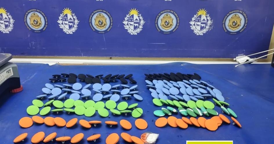 Incautan casi 3 kilos de cocaína camuflados en ropa y carteras enviados desde Uruguay a Asia Incautan casi 3 kilos de cocaína camuflados en ropa y carteras enviados desde Uruguay a Asia
