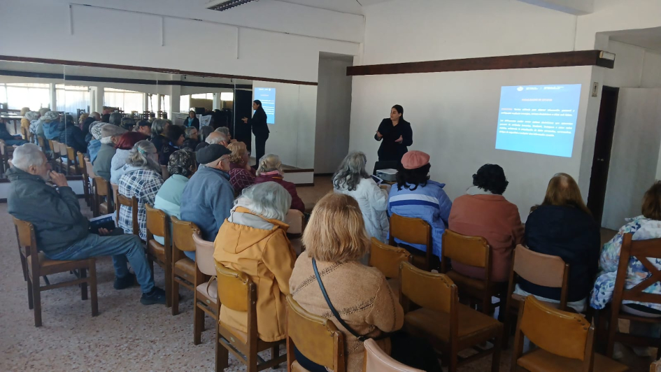 Se brindó charla de prevención de estafas en Piriápolis Charla de prevencion de estafas en Piriápolis