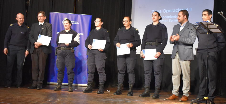 funcionarios policiales reciben reconocimiento 