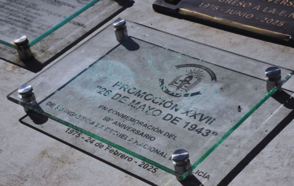 placa de la Promoción XXVII de Oficiales de la Policía Nacional placa de la Promoción XXVII de Oficiales de la Policía Nacional