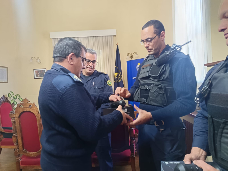 Entrega de Visor Térmico a Policía de Destacamento Villa Vieja