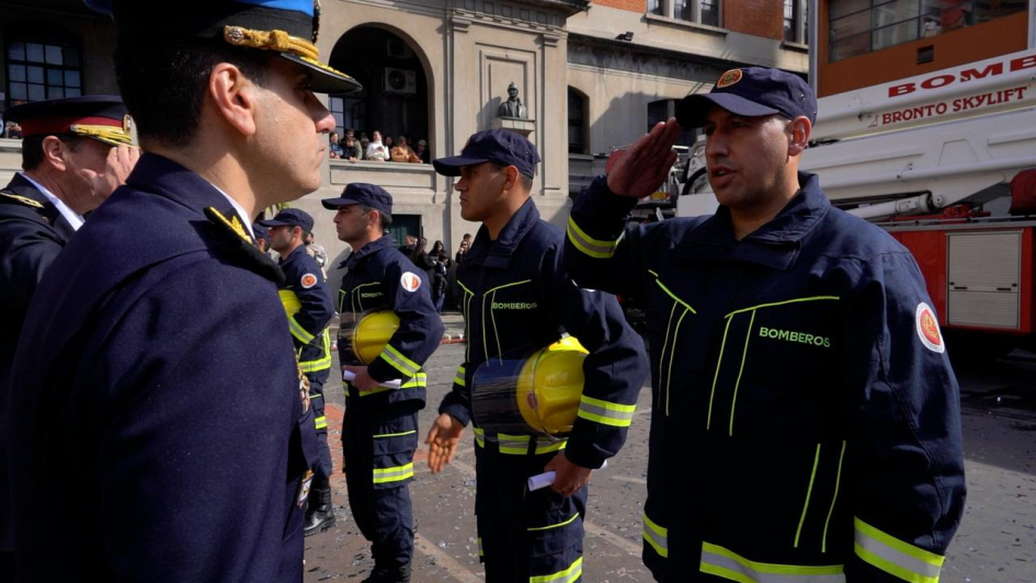 Egresan 134 bomberos en una emotiva ceremonia marcada por el recuerdo y el deber