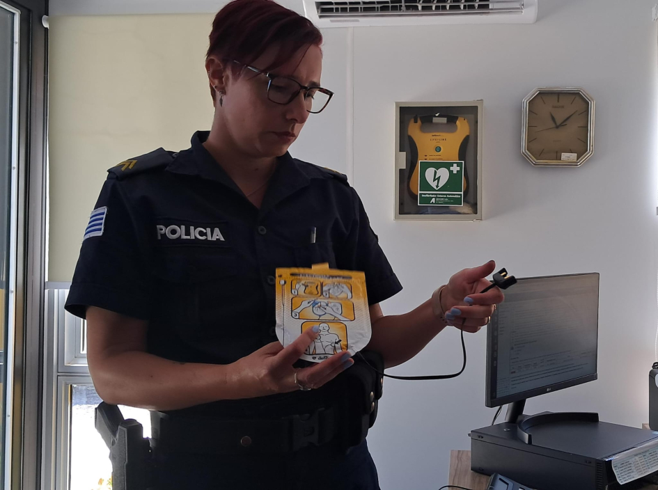 Encargada de Seccional Octava recibiendo parche para DEA