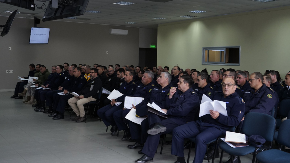Presentan compromisos de gestión 2025 para la Policía en el área metropolitana