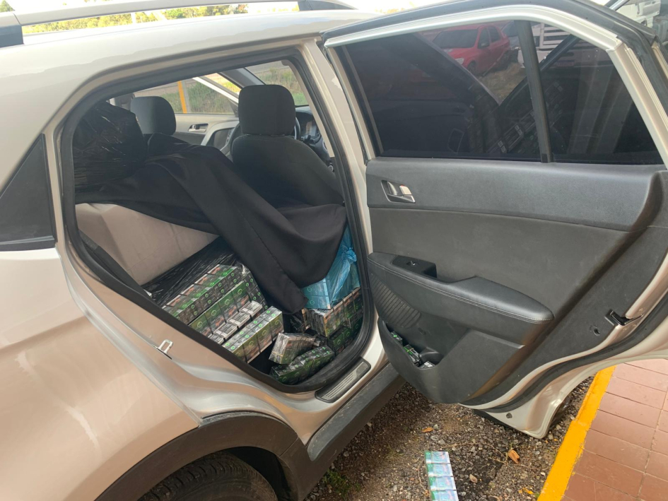 Cajas de cigarrillos en los asientos traseros de la camioneta. Cajas de cigarrillos en los asientos traseros de la camioneta.