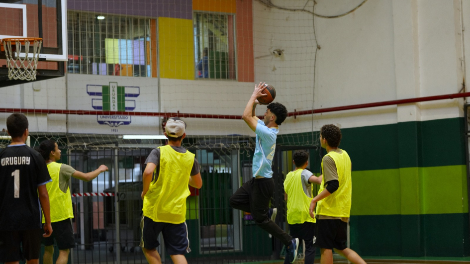alumnos d eliceos jugando al Básquetbol