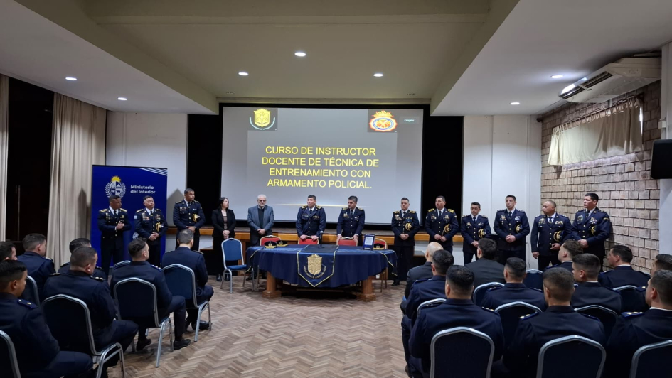 Instructor docente de técnica de entrenamiento con armamento policial