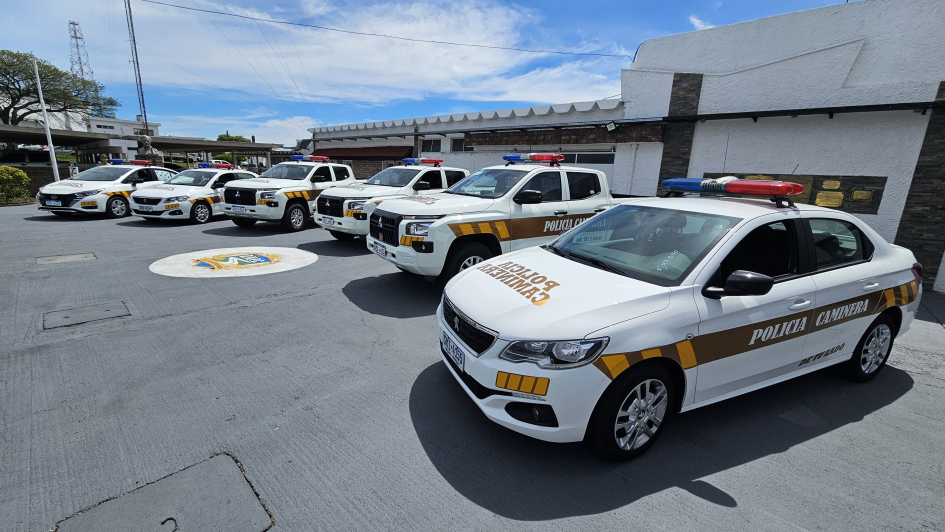 Vehículos en plaza de armas de Policía Caminera.