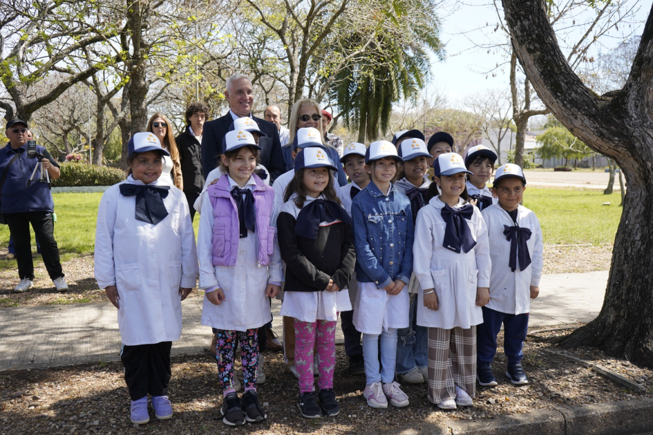 Ministro con niños de la escuela de Villa Constitución Ministro con niños de la escuela de Villa Constitución