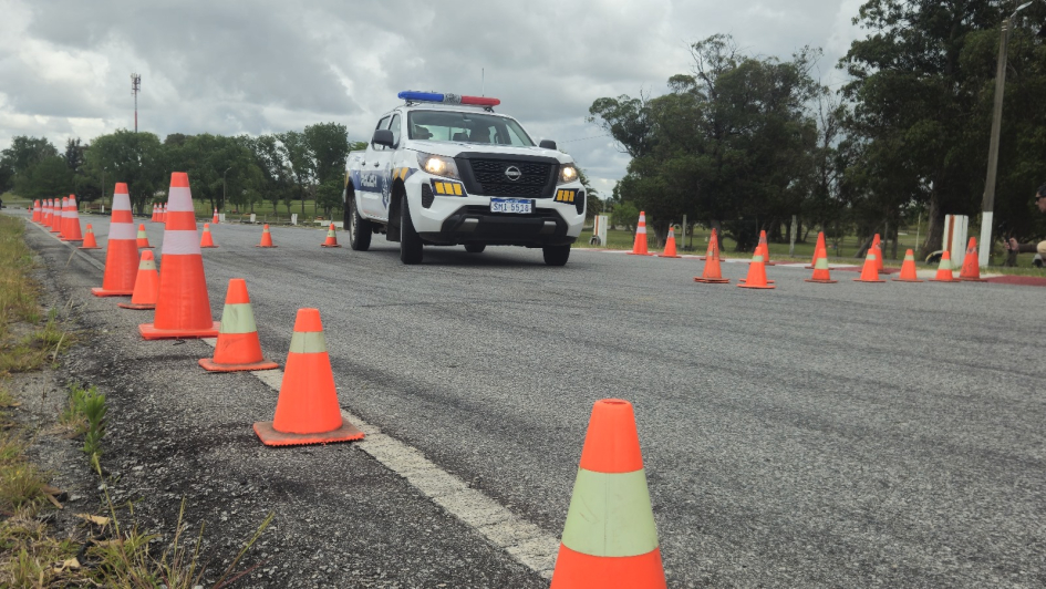 Prueba práctica frenada de emergencia con evasión de obstáculo.