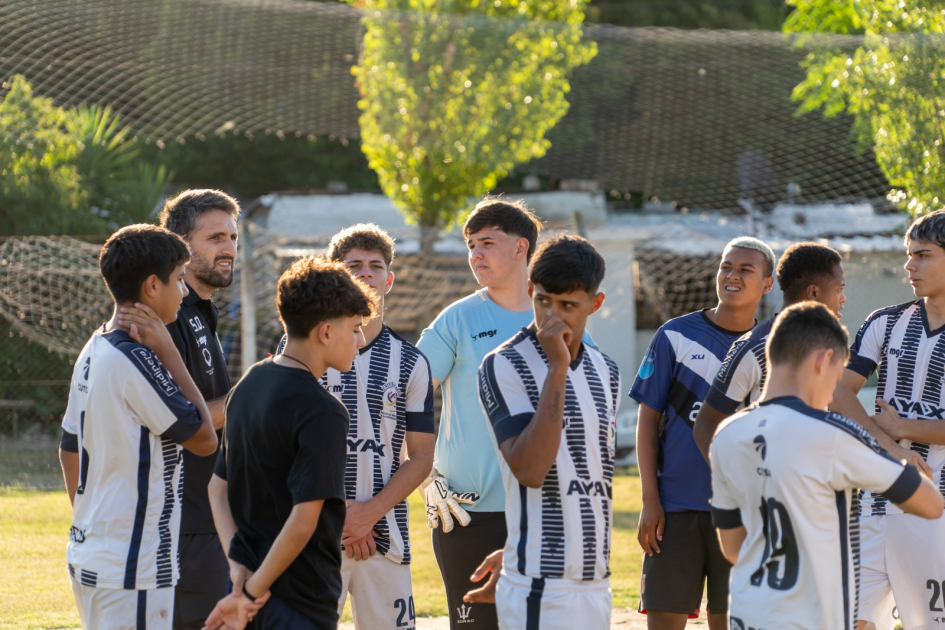 Jóvenes jugando al fútbol durante el lanzamiento del programa