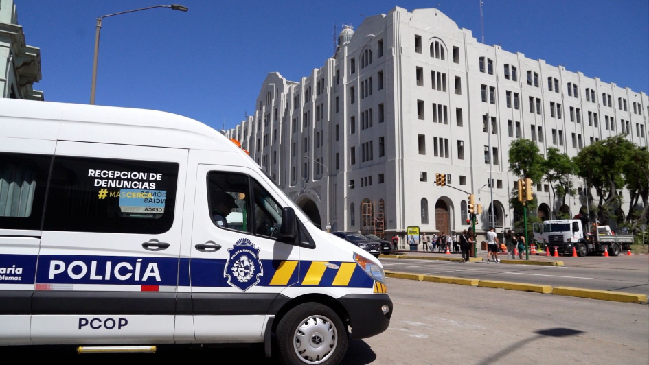 Móvil de la Policía Nacional frente al Puerto de Montevideo en el marco del operativo Crucero Móvil de la Policía Nacional frente al Puerto de Montevideo en el marco del operativo Crucero