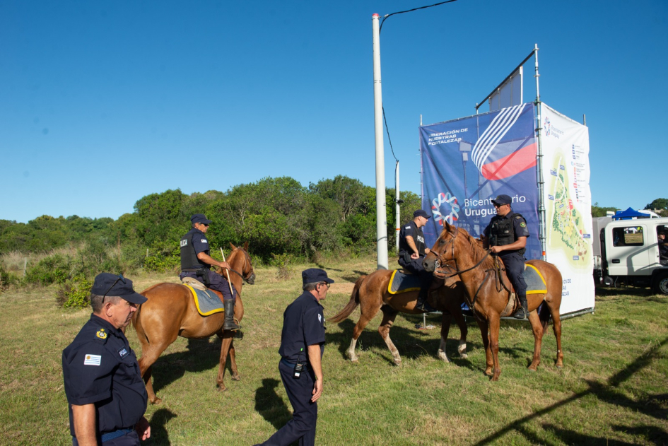 policías durante el operativo en la Fortaleza de Santa Teresa 