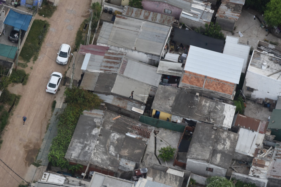 foto aérea del despliegue policial durante los allanamientos foto aérea del despliegue policial durante los allanamientos