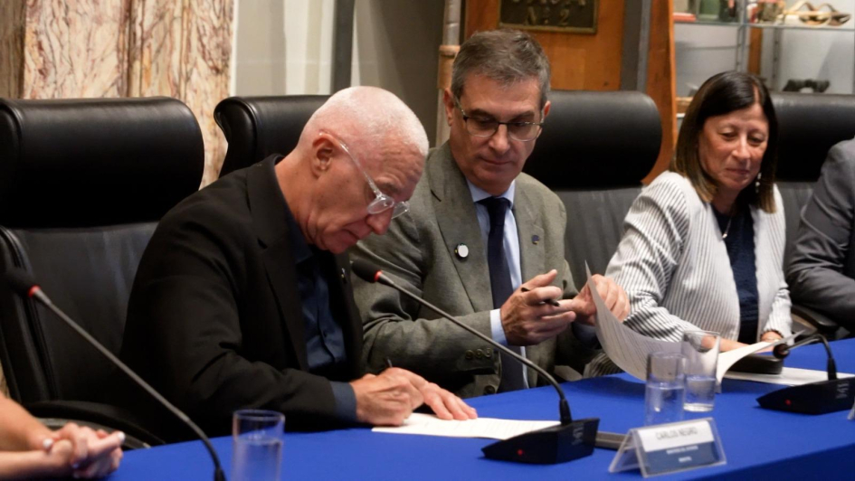 Ministro del Interior firmando el convenio 