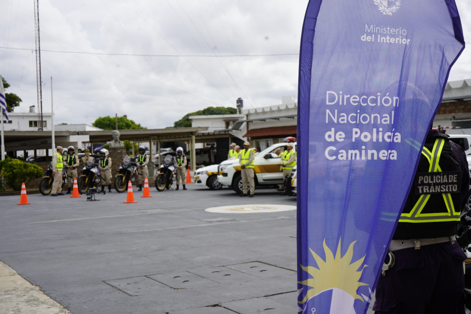 móviles armados en la Plaza de Armas de Caminera móviles armados en la Plaza de Armas de Caminera