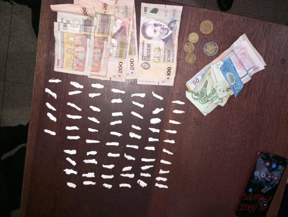 65 envoltorios de cocaina y $1188 pesos uruguayos incautados 65 envoltorios de cocaina y $1188 pesos uruguayos incautados
