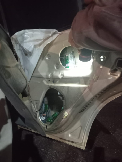 Cajas de cigarrilos ocultas en el interior de las puertas del vehículo.